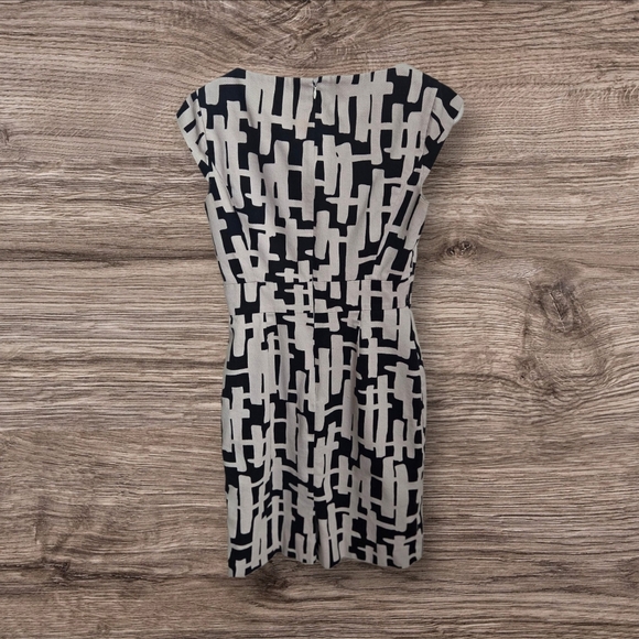 Tahari Black and Taupe Dress Size 2 - Picture 2 of 5